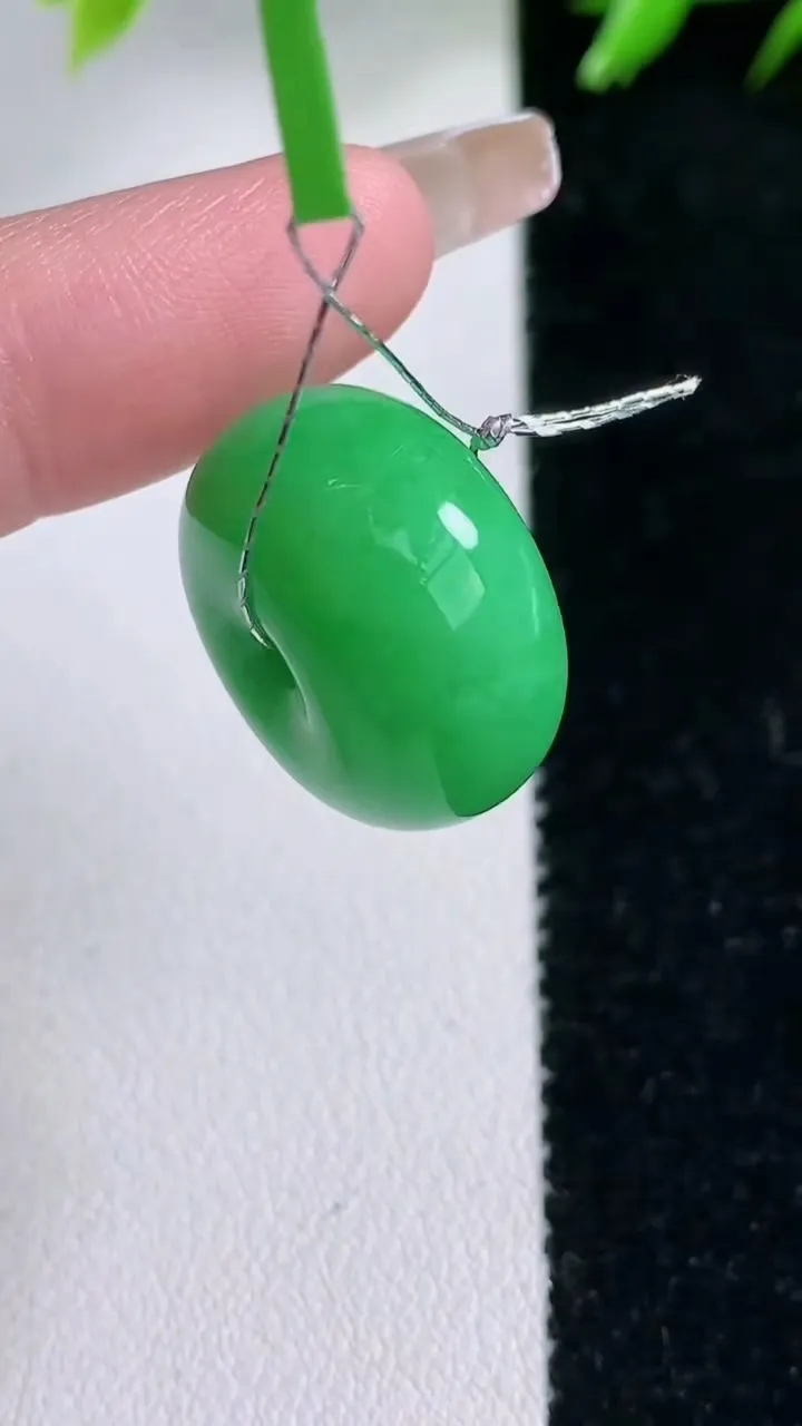 天然A货翡翠路路通吊坠，尺寸28-11.4，重量:10.27g
1月30日