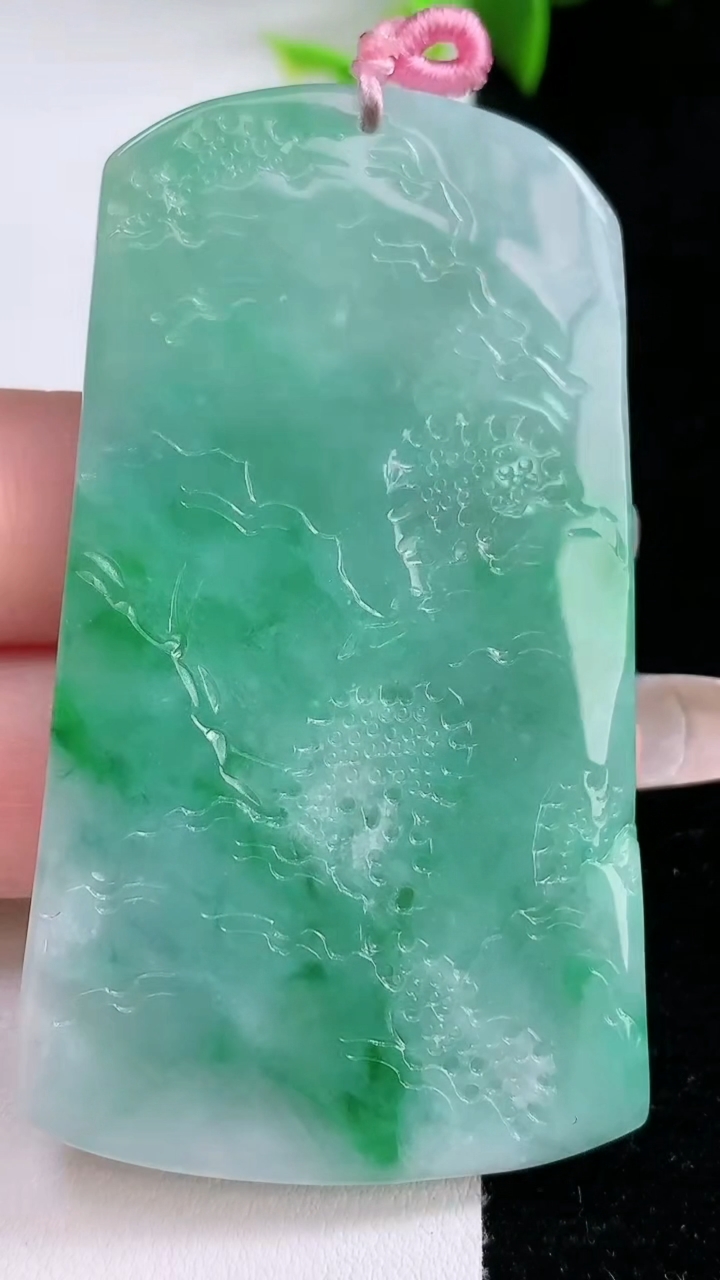 天然A货翡翠山水牌吊坠，尺寸65-37-4.5，重量:28.82g
1月30日