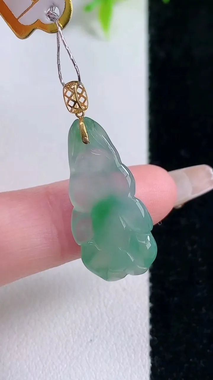 天然A货翡翠仓鼠吊坠，尺寸23.4-12.5-5.2，重量:2.59g
1月30日