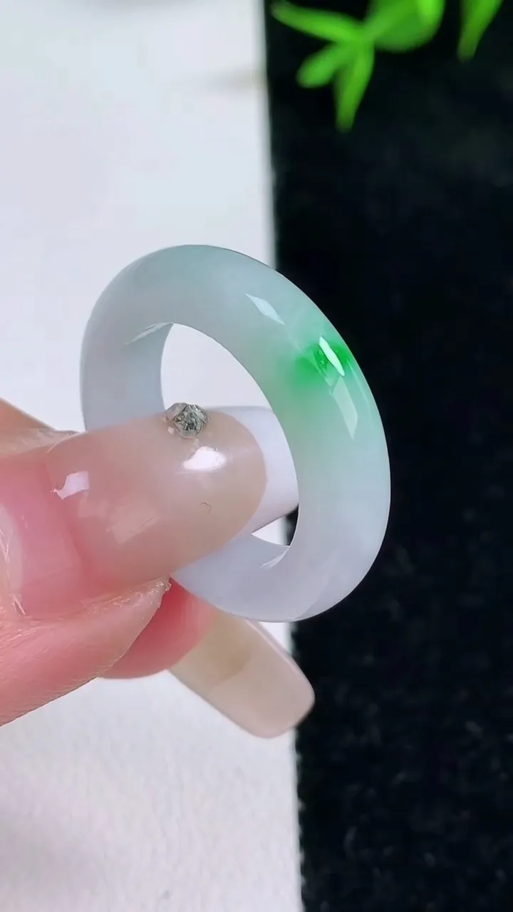 天然A货翡翠指环戒指，尺寸17.3-5.6-4，重量:4.72g2026年1月30日
工厂直销收藏佳