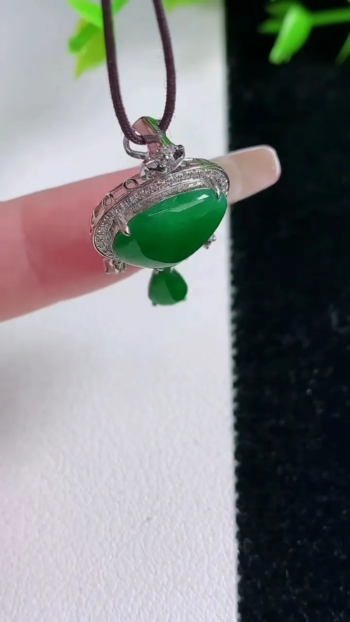 天然A货翡翠爱心吊坠，尺寸25.8-16-6.4，裸石10.7-13重量:2.70g
1月30日