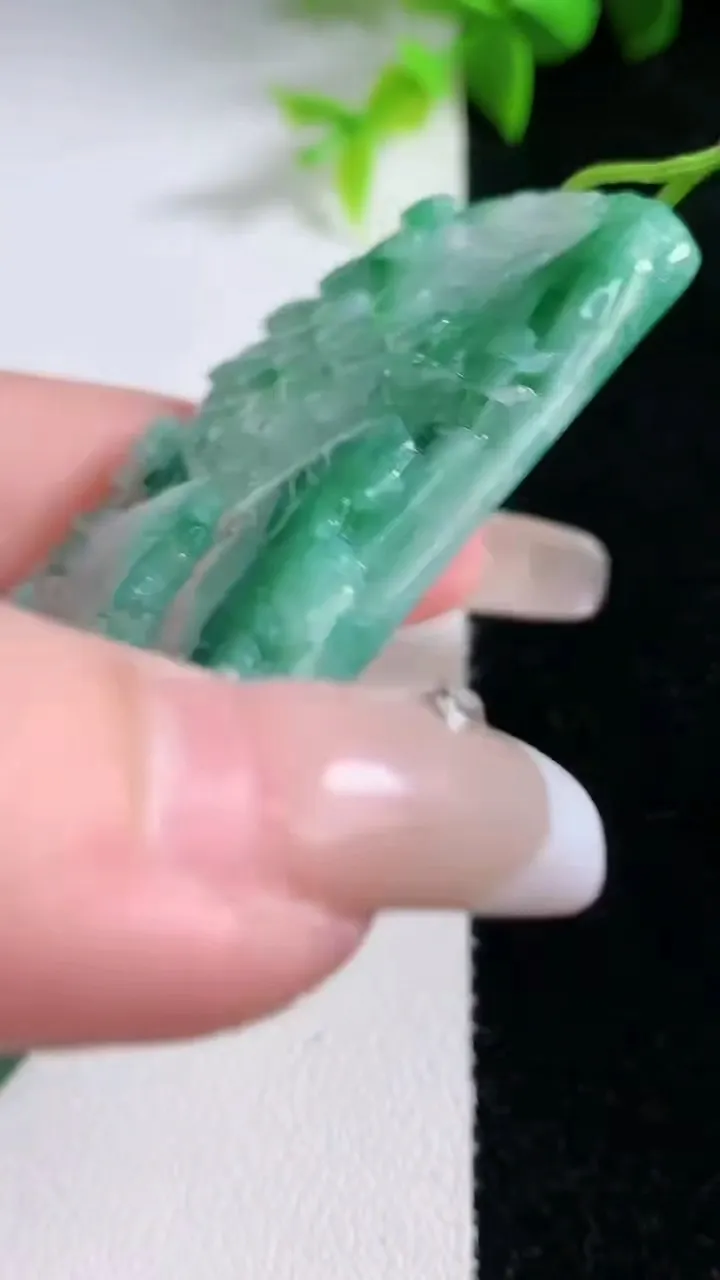 天然A货翡翠山水牌吊坠，尺寸71-45.3-5.2，重量:36.38g
1月30日