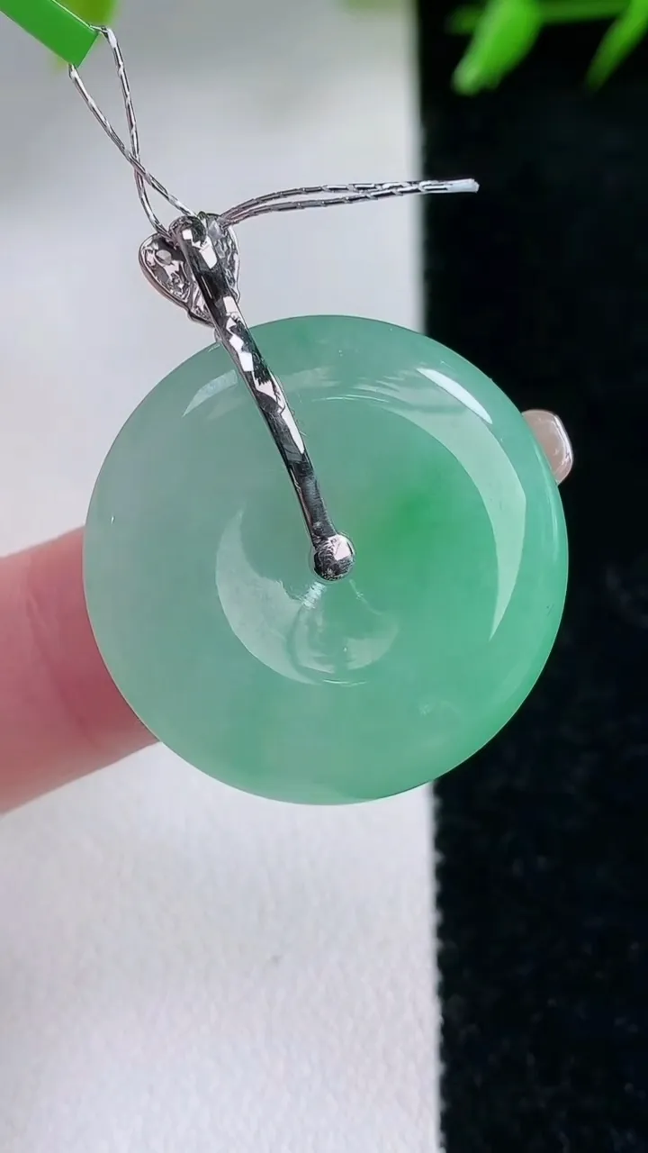 天然A货翡翠平安扣吊坠，尺寸25-5.8，重量:8.61g
1月30日