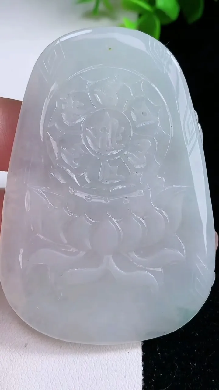 天然A货翡翠文殊菩萨吊坠，尺寸69-47.6-7，重量:41.84g
1月30日