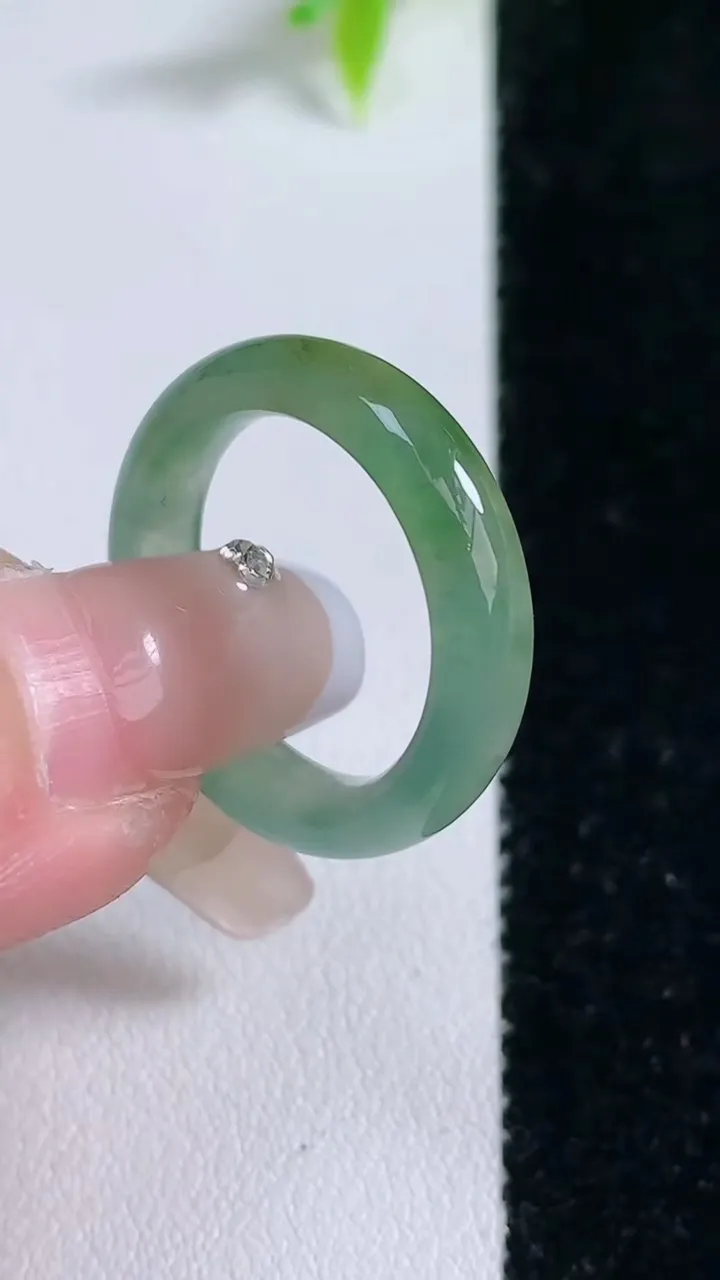 天然A货翡翠指环戒指，尺寸17.7-5.3-3.7，重量:3.60g2026年1月30日
工厂直销收藏佳品,种好水足，色泽均匀，有种有色，上手高大气！