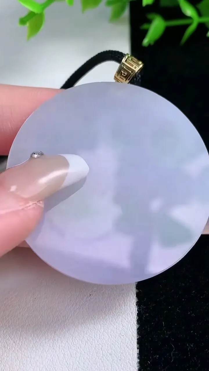 天然A货翡翠春带彩紫罗兰无事牌吊坠，尺寸46-4.7，重量:39.39g
1月30日