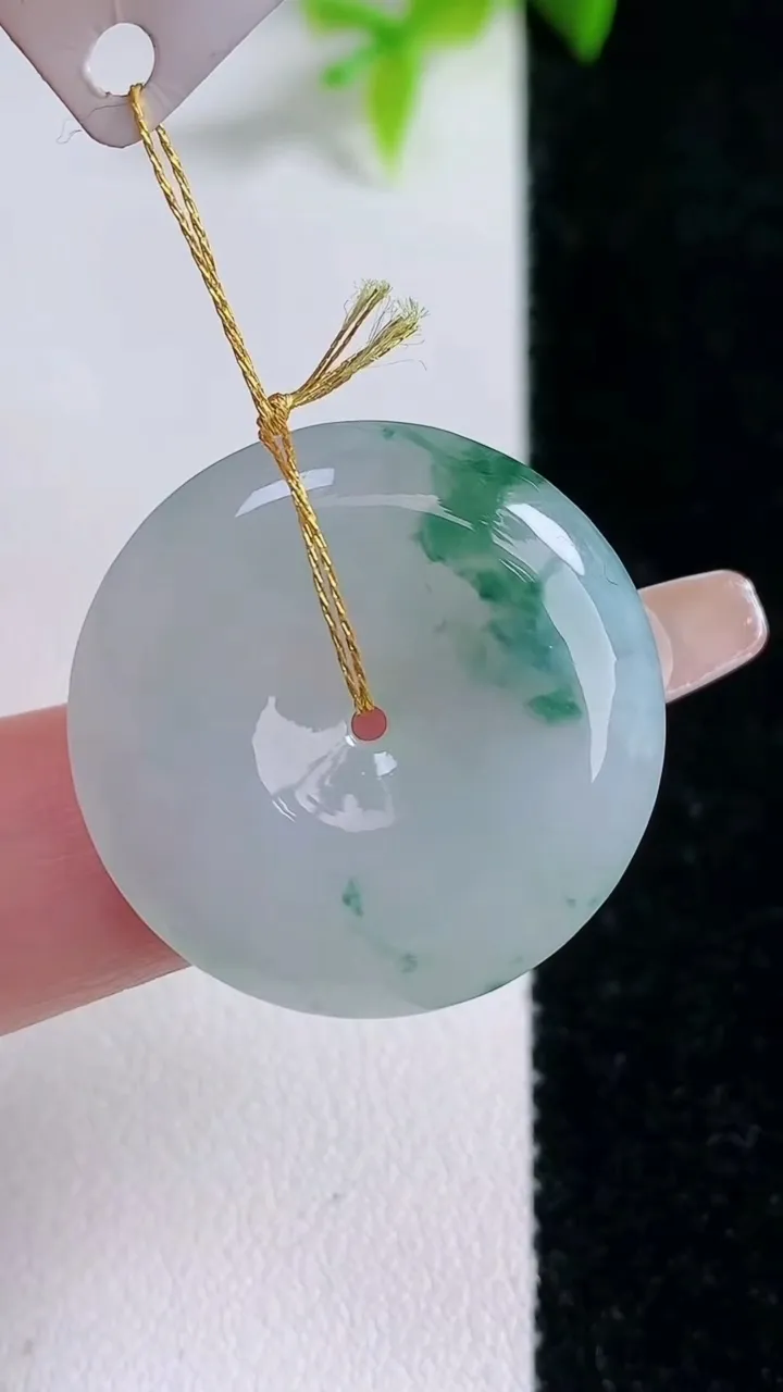 天然A货翡翠飘花平安扣吊坠，尺寸25.8-5.4，重量:7.48g
1月30日