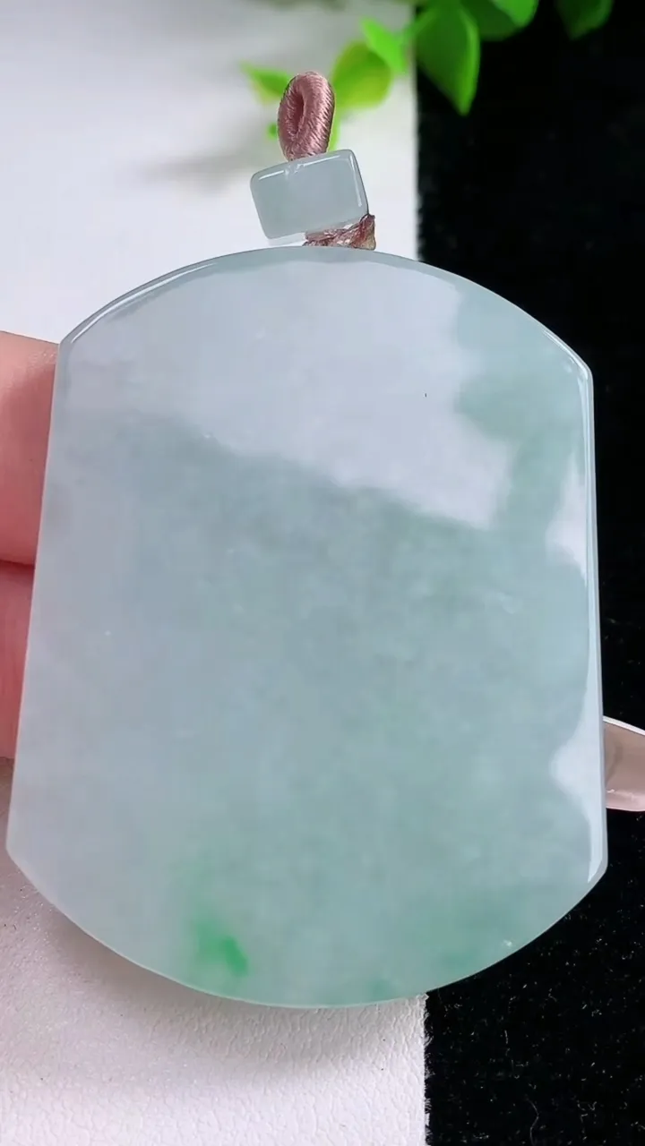 天然A货翡翠无事牌吊坠，尺寸54-41.4-5.8，重量:40.17g
1月30日