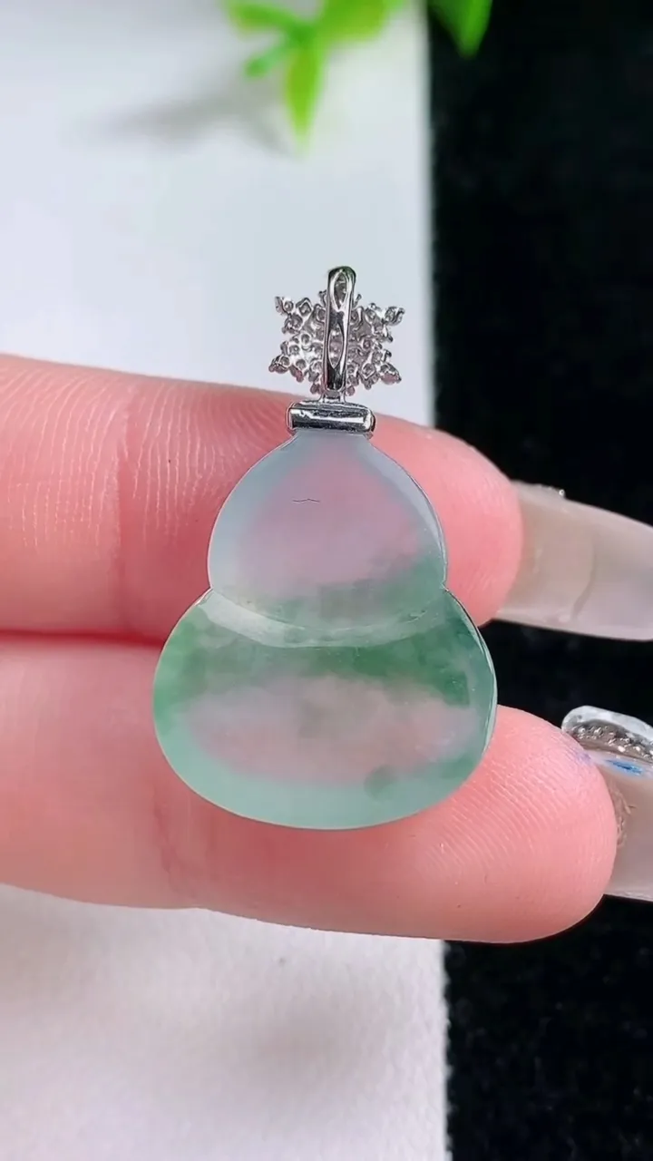 天然A货翡翠种飘花葫芦吊坠，尺寸21.6-17.8-5，重量:3.93g
1月30日