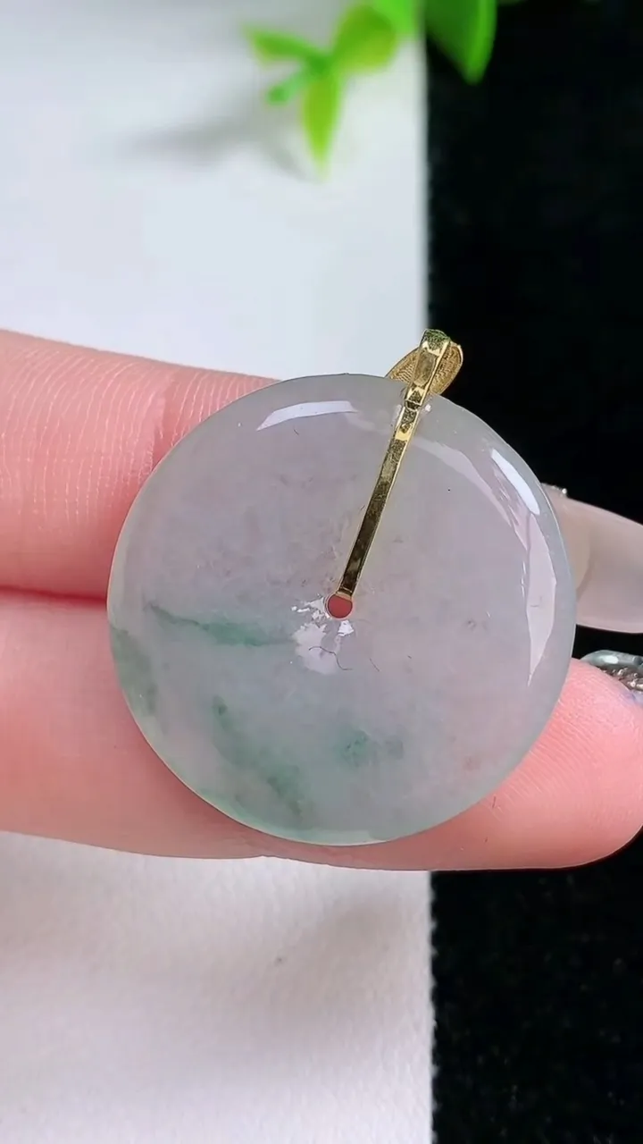 天然A货翡翠18K金飘花平安扣吊坠，尺寸26-4.2，重量:7.41g
1月30日