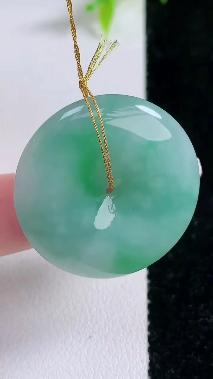 天然A货翡翠平安扣吊坠，尺寸30.7-6，重量:12.48g
1月30日