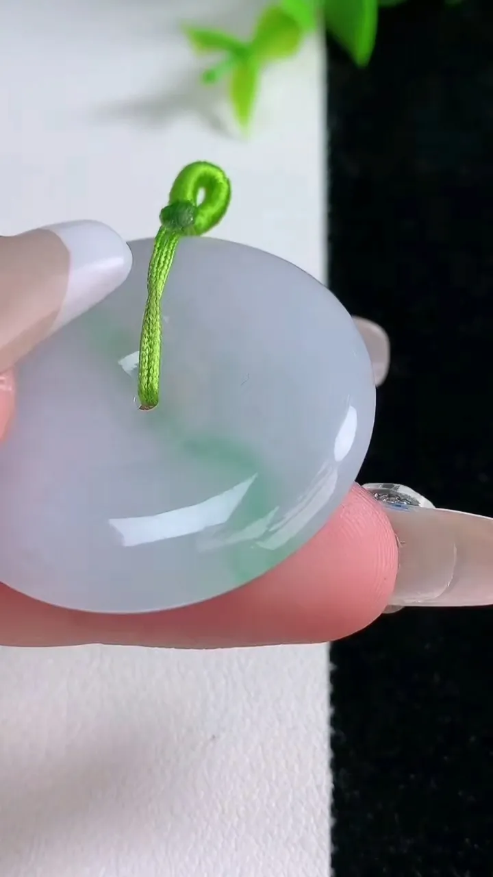 天然A货翡翠平安扣吊坠，尺寸34.4-5，重量:14.02g
1月30日