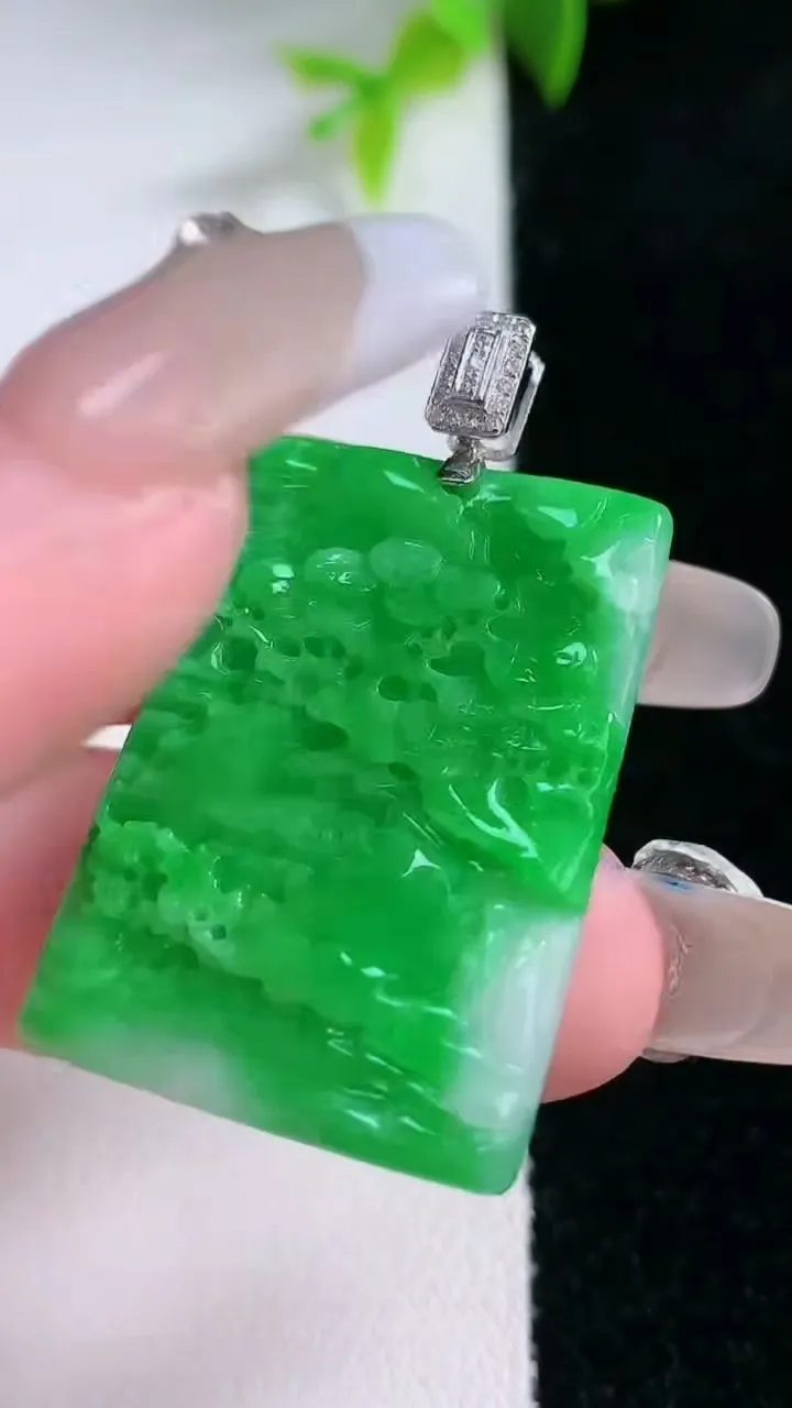 天然A货翡翠山水牌吊坠，尺寸31.4-23-3.2，重量:7.15g
1月30日