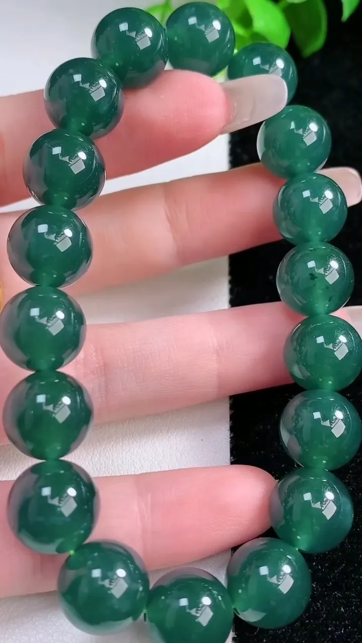 天然A货翡翠圆珠手串，尺寸11.6-18颗，重量:51.17g1月30日
工厂直销收藏佳品,种好水足，色泽均匀，有种有色，上手高大气！