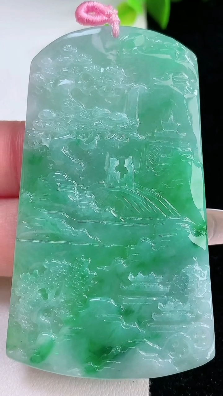 天然A货翡翠山水牌吊坠，尺寸65-37-4.5，重量:28.82g
1月30日