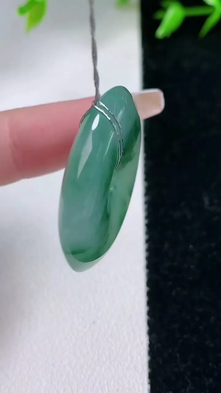 天然A货翡翠种飘花平安扣吊坠，尺寸31-6，重量:12.18g
1月30日