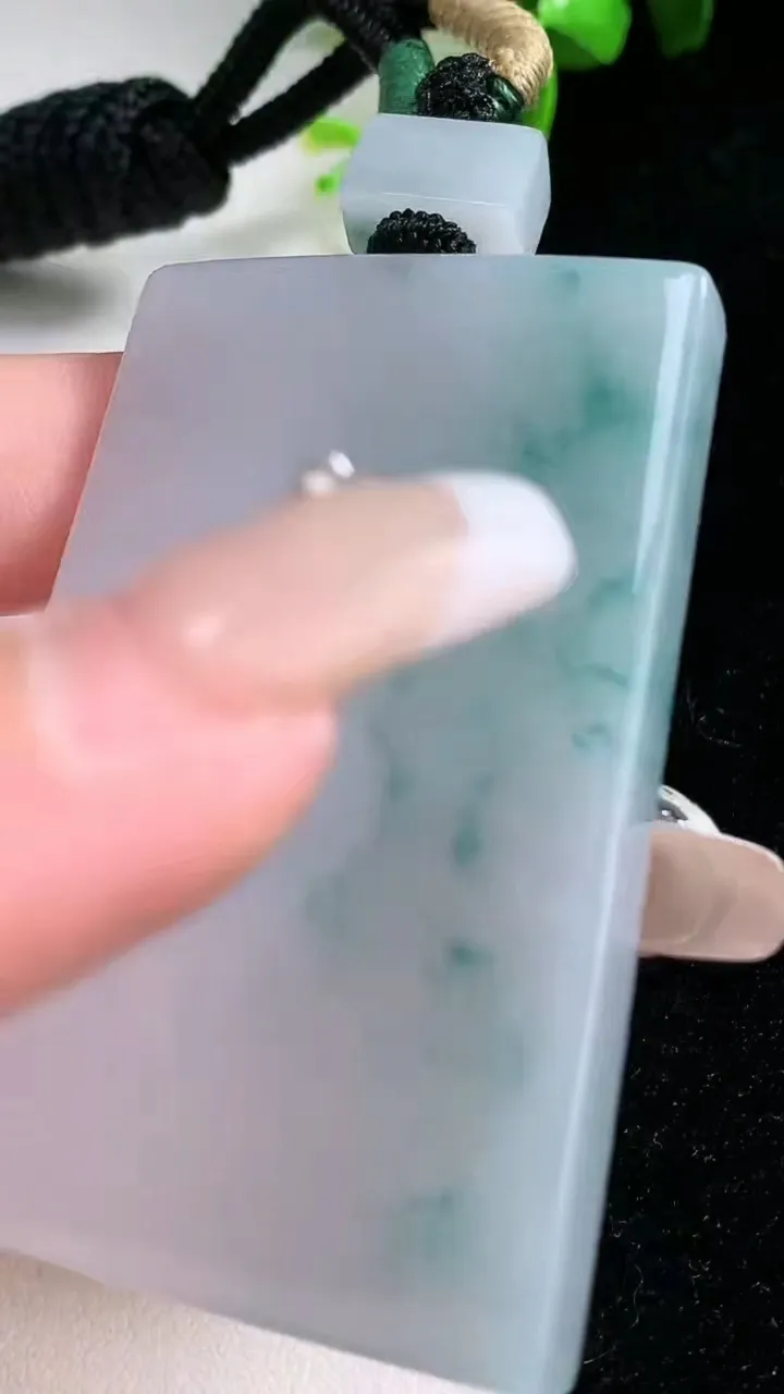 天然A货翡翠飘花无事牌吊坠，尺寸61.3-40.7-6.3，重量:57.86g
1月30日