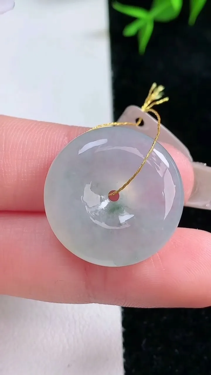 天然A货翡翠冰种飘花平安扣吊坠，尺寸22.5-5.8，重量:6.72g
1月30日