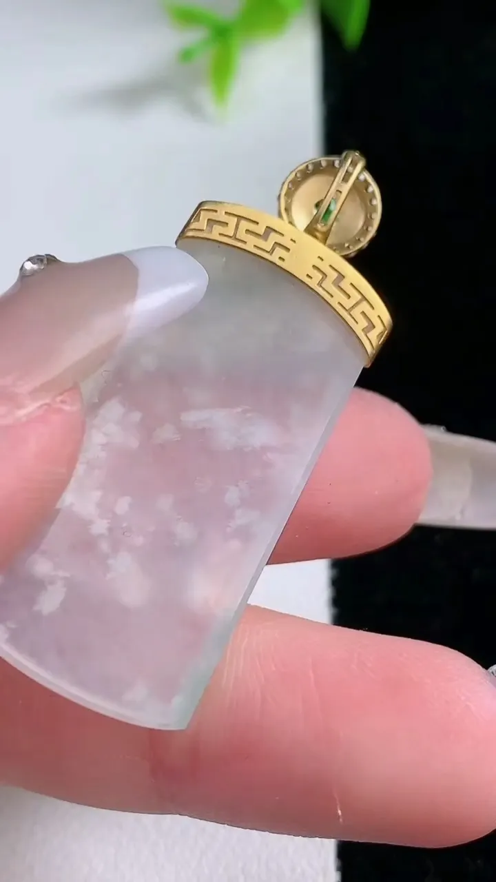 天然A货翡翠种白冰无事牌吊坠，尺寸36.5-19.2-3.2，重量:7.69g
1月30日