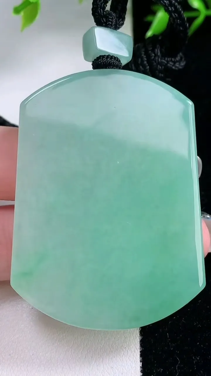 天然A货翡翠无事牌吊坠，尺寸52.6-38.7-5.8，重量:39.55g
1月30日