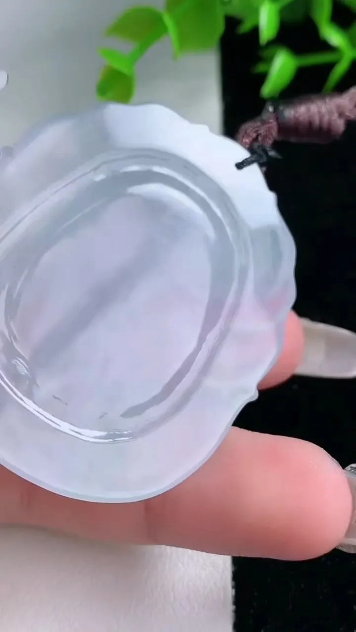 天然A货翡翠种紫罗兰生肖虎吊坠，尺寸50.3-41.3-6，重量:23.50g
1月30日