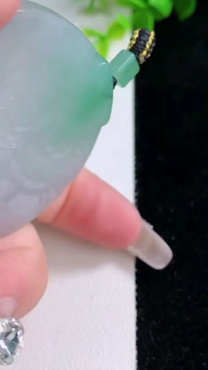 天然A货翡翠龙牌吊坠，尺寸53.4-6，重量:41.42g
1月30日