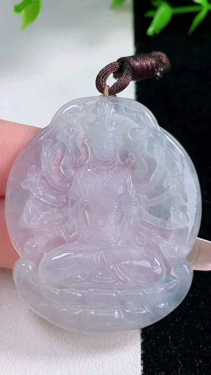 天然A货翡翠种白冰千手观音吊坠，尺寸49-40.4-5，重量:19.95g
1月30日
