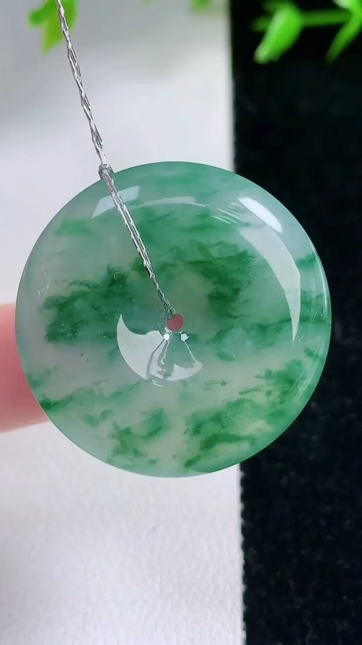 天然A货翡翠种飘花平安扣吊坠，尺寸31-6，重量:12.18g
1月30日