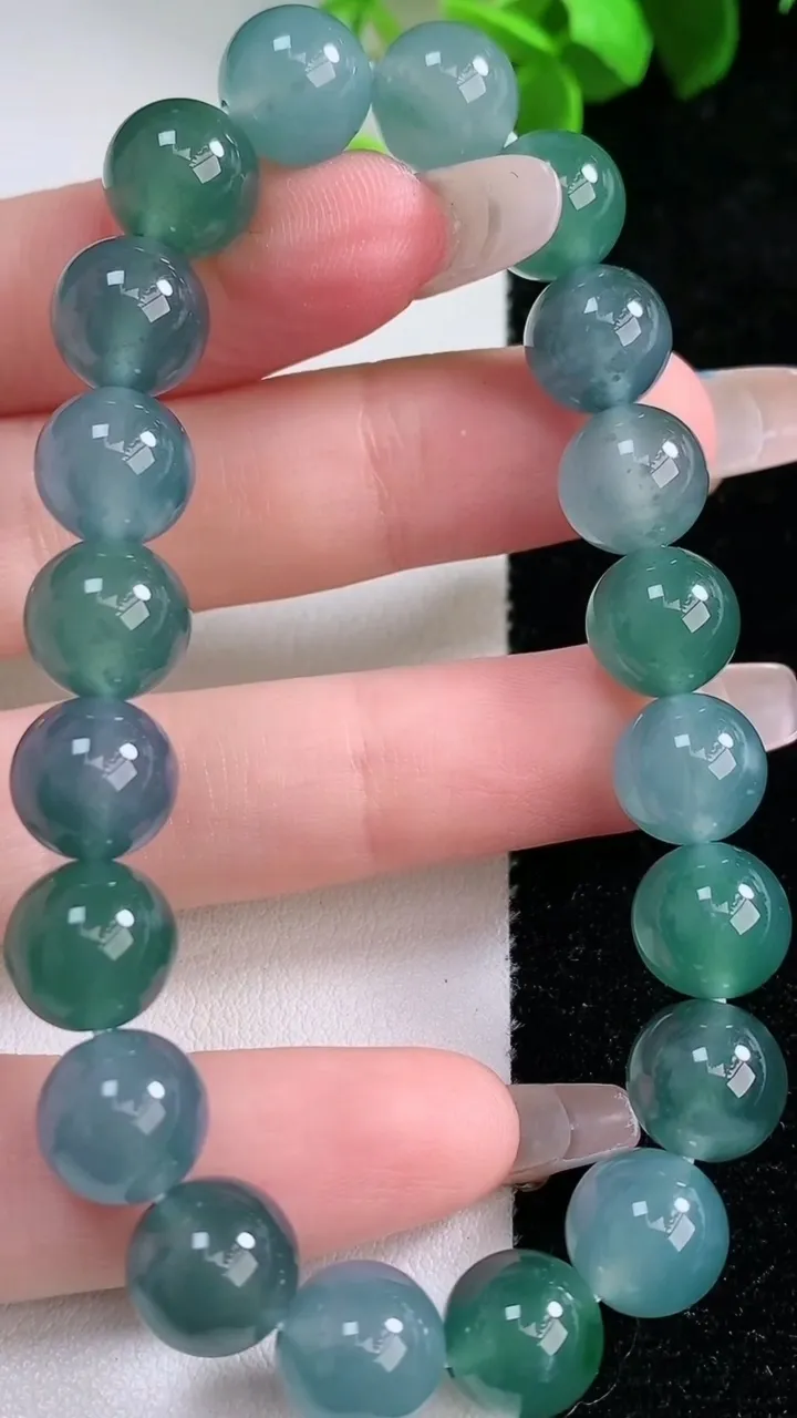 天然A货翡翠圆珠手串，尺寸9.8-20颗，重量:32.57g1月30日
工厂直销收藏佳品,种好水足，色泽均匀，有种有色，上手高大气！