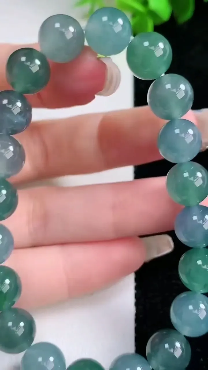 天然A货翡翠圆珠手串，尺寸9.8-20颗，重量:32.57g1月30日
工厂直销收藏佳品,种好水足，色泽均匀，有种有色，上手高大气！