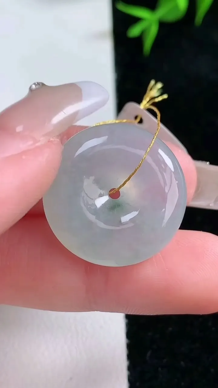 天然A货翡翠冰种飘花平安扣吊坠，尺寸22.5-5.8，重量:6.72g
1月30日