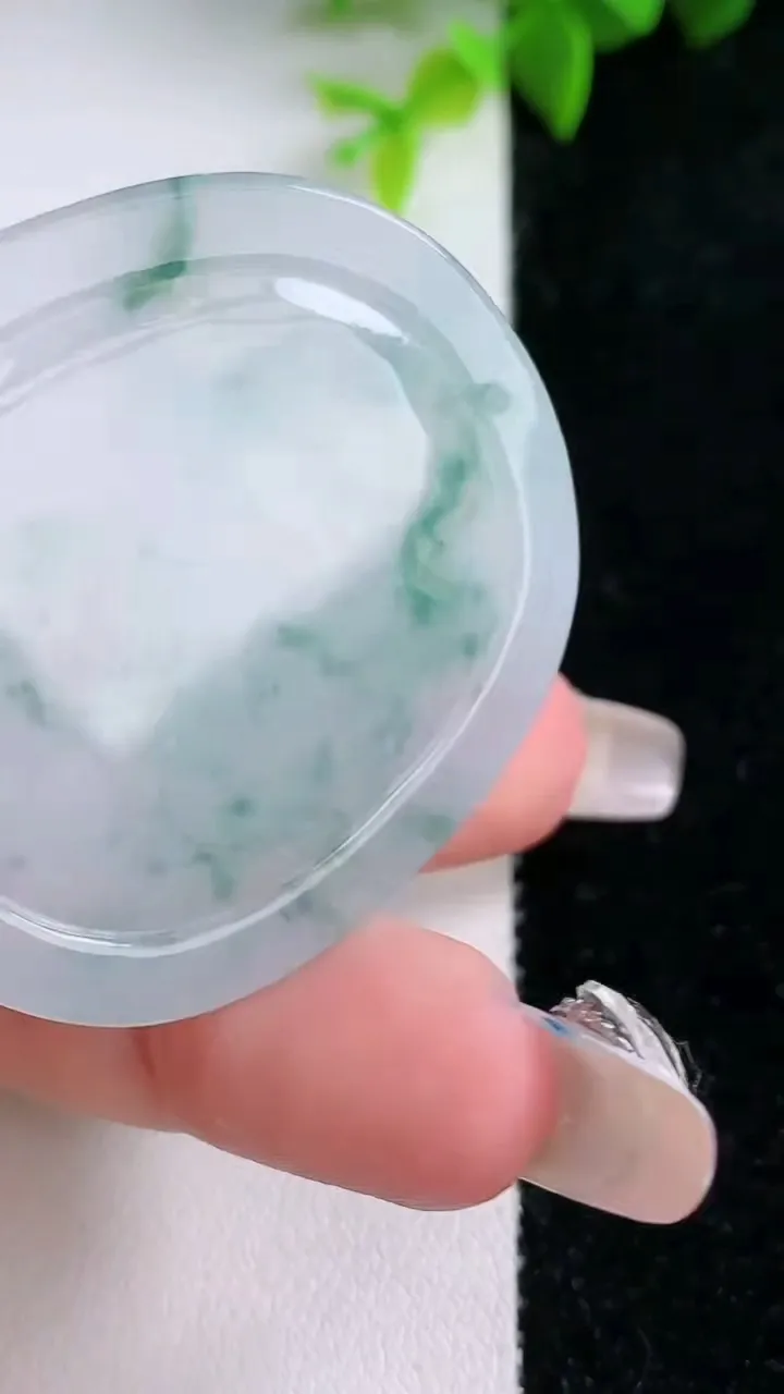 天然A货翡翠飘花生肖牛吊坠，尺寸43.4-38.3-4.7，重量:15.49g
1月30日