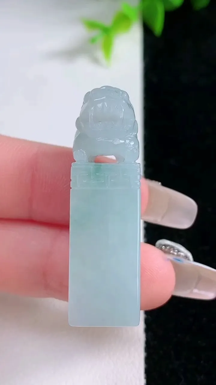 天然A货翡翠飘花貔貅印章，尺寸39.4-11.7-12.3，重量:16.42g
1月30日