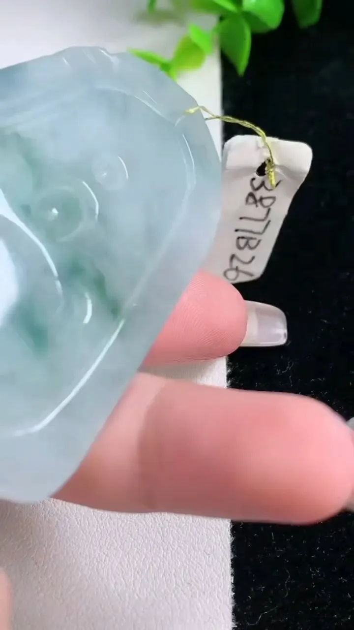 天然A货翡翠冰种飘花大日如来吊坠，尺寸69-44.5-6.3，重量:38.95g
1月30日