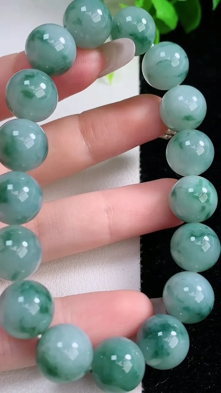 天然A货翡翠飘花圆珠手串，尺寸11.8-17颗，重量:49.92g1月30日
工厂直销收藏佳品,种好水足，色泽均匀，有种有色，上手高大气！
