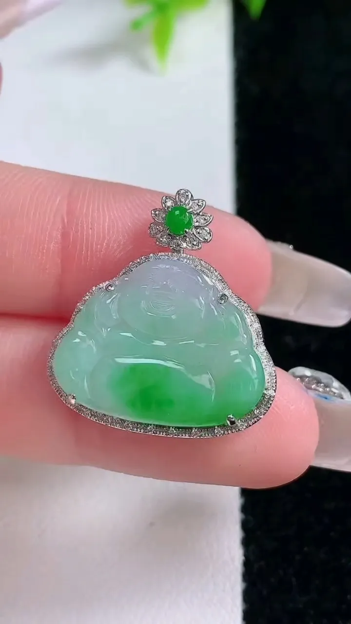 天然A货翡翠佛公吊坠，尺寸24.3-22.7-5.5，裸石15.7-20.5重量:2.41g
1月3