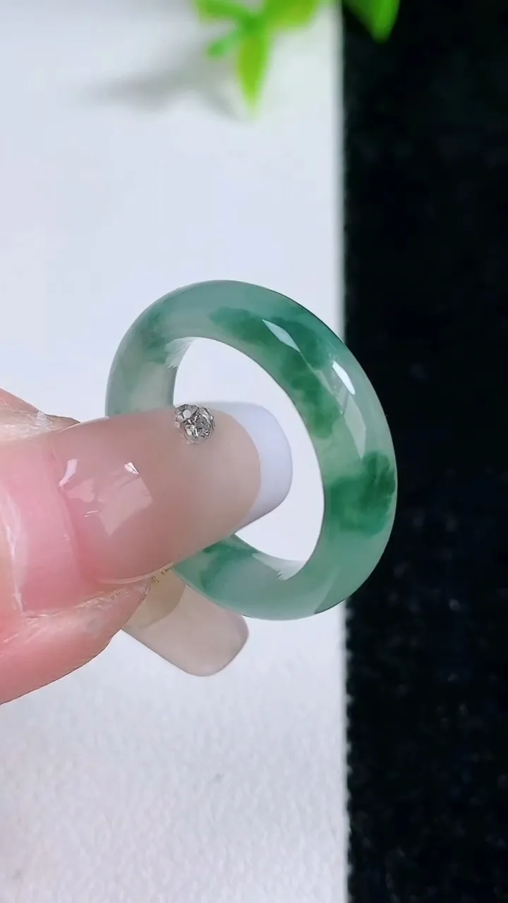 天然A货翡翠飘花指环戒指，尺寸16.3-5.3-3.4，重量:3.17g2026年1月30日
工厂直销收藏佳品,种好水足，色泽均匀，有种有色，上手高大气！