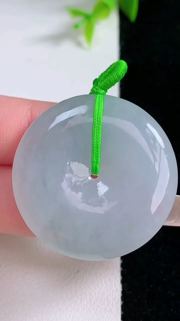 天然A货翡翠平安扣吊坠，尺寸35-5.5，重量:15.68g
1月30日