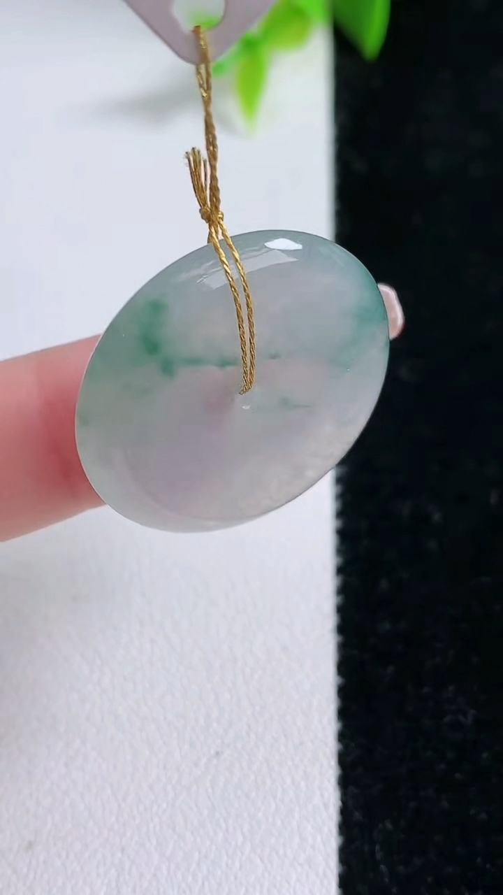 天然A货翡翠冰种飘花平安扣吊坠，尺寸25.5-5，重量:7.01g
1月30日