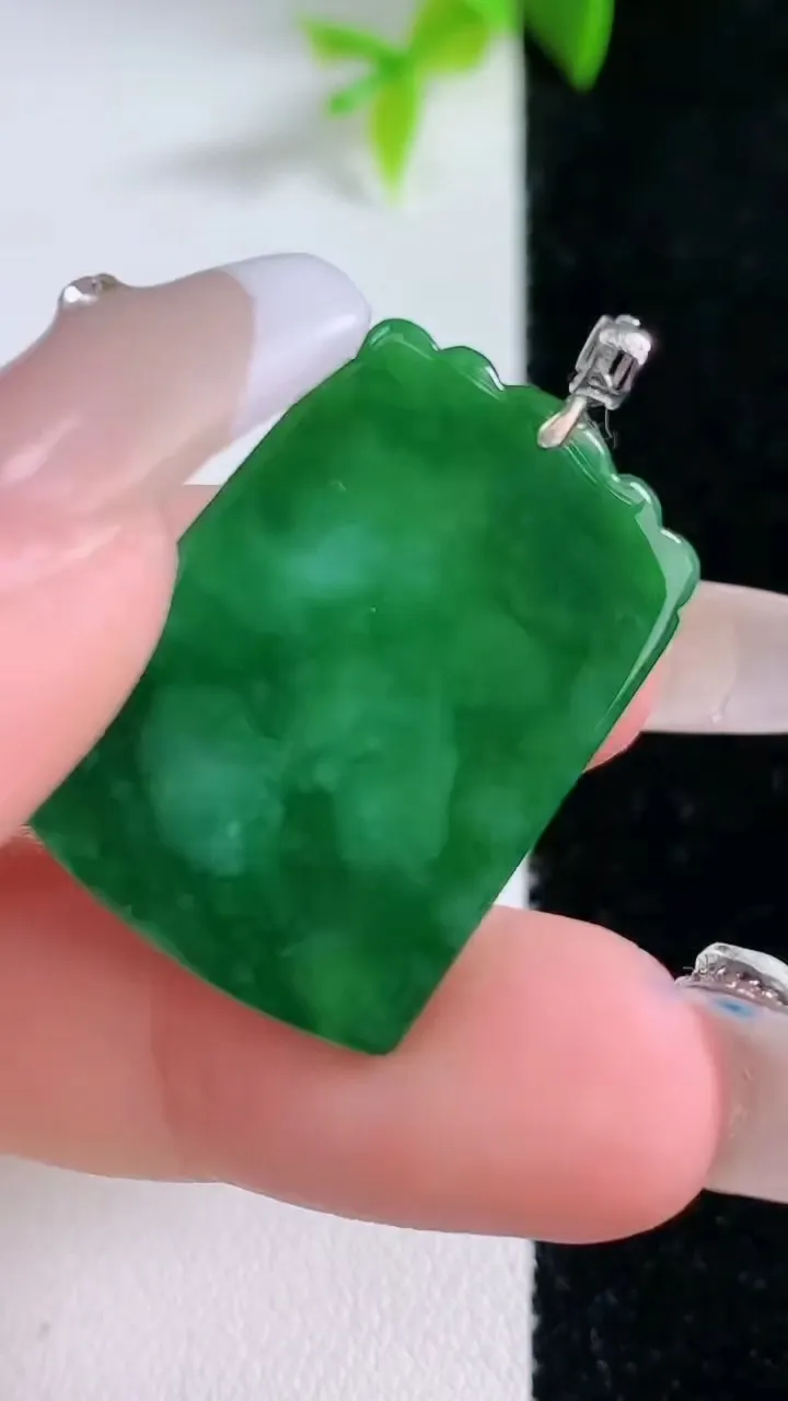 天然A货翡翠复古龙牌吊坠，尺寸27.6-20-3.6，重量:4.83g
1月30日