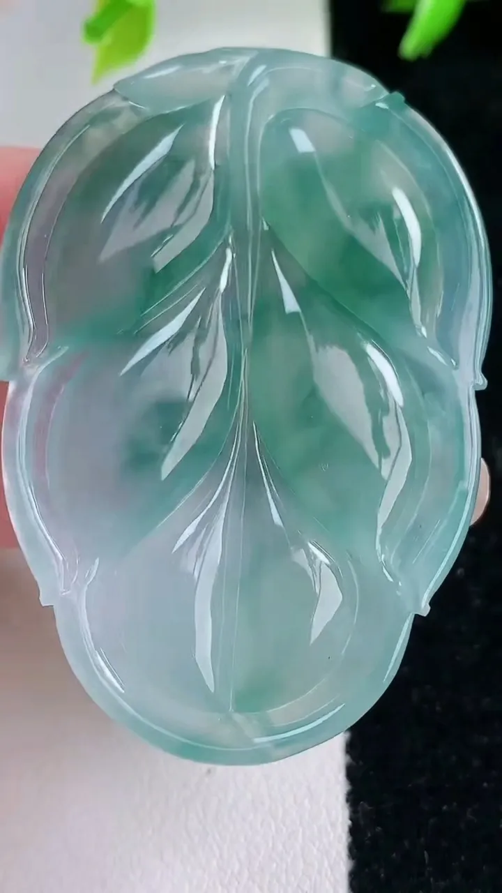 天然A货翡翠种飘花金枝玉叶 叶子吊坠，尺寸51.6-35.2-5.8，重量:19.12g
1月30日