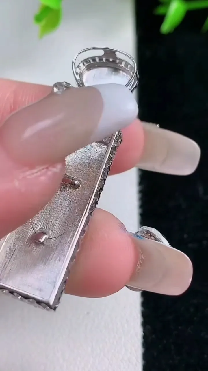 天然A货翡翠无事牌吊坠，尺寸42.3-12.3-5，裸石27.7-11.6重量:4.67g
1月30日