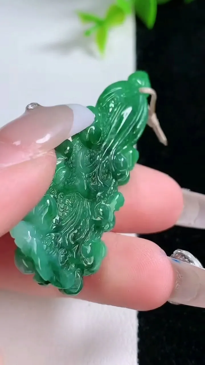 天然A货翡翠白菜吊坠，尺寸51-17-5.3，重量:8.43g
1月30日