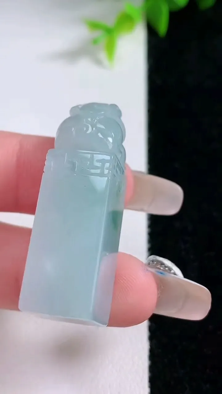 天然A货翡翠飘花貔貅印章，尺寸39.4-11.7-12.3，重量:16.42g
1月30日