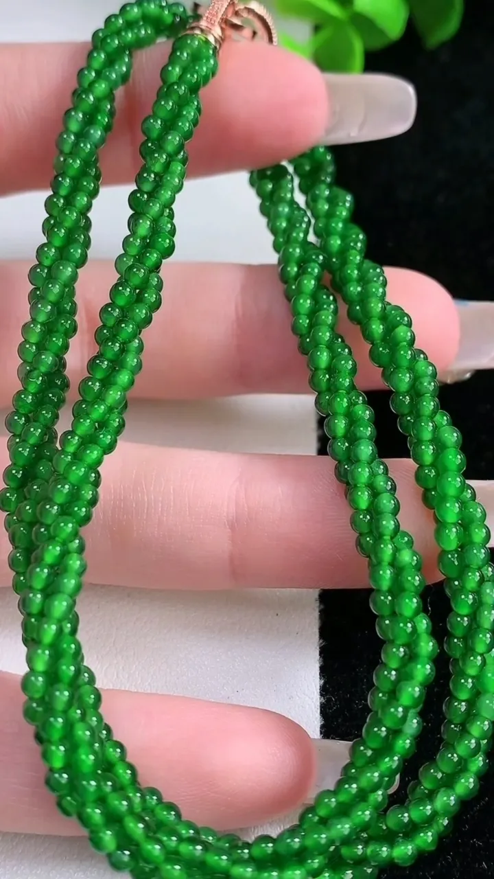 天然A货翡翠小米珠三排项链，尺寸2，重量:15.52g1月30日
工厂直销收藏佳品,种好水足，色泽均匀，有种有色，上手高大气！