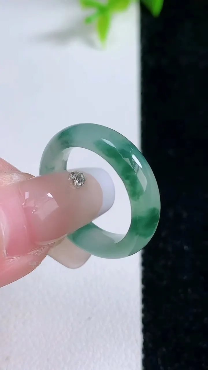 天然A货翡翠飘花指环戒指，尺寸16.3-5.3-3.4，重量:3.17g2026年1月30日
工厂直