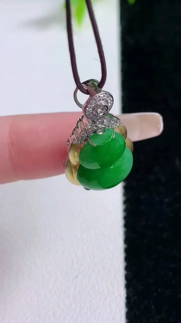 天然A货翡翠葫芦吊坠，尺寸26-14.2-7.7，裸石14.8-11重量:3.46g
1月30日