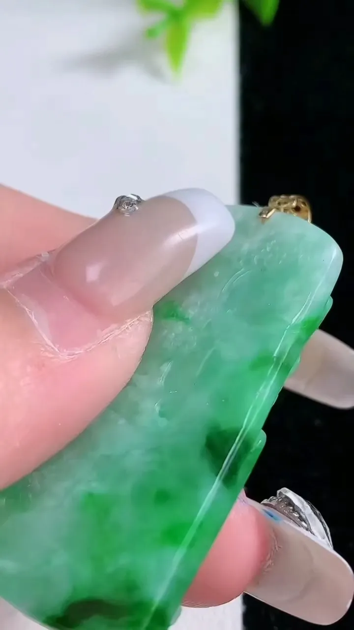 天然A货翡翠山水牌吊坠，尺寸45.3-27.2-4.7，重量:13.84g
1月30日