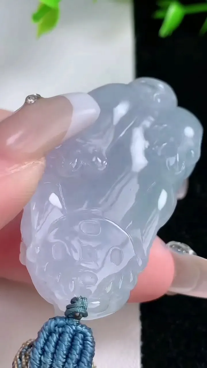 天然A货翡翠貔貅吊坠，尺寸46.5-24.6-15.2，重量:39.48g
1月30日