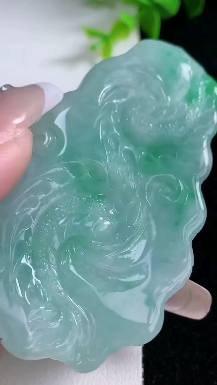 天然A货翡翠龙牌吊坠，尺寸70.8-43.6-12.4，重量:66.05g
1月30日